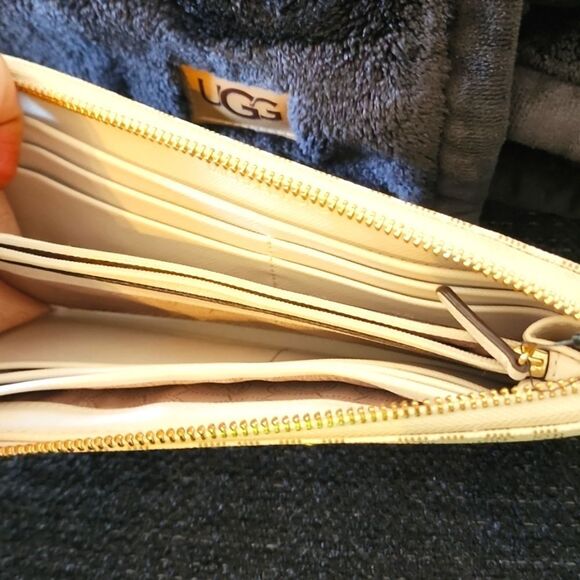 Michael Kors Signature Tone-On-Tone Logo Print - Picture 9 of 11